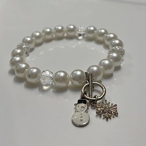AVON HOLIDAY SNOWMAN & SNOWFLAKE CHARM STRETCH BRACELET